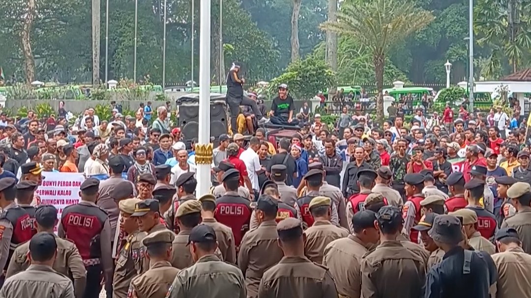 Demo di Balaikota Bogor, Sopir Angkot Tuntut Mobil Tua Tetap Operasi