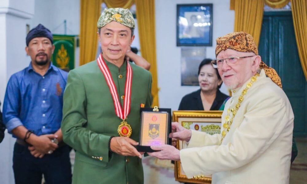 Wali Kota Dedie Rachim Terima Satya Lancana Karaton Sumedang Larang
