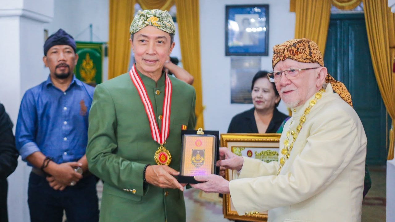 Wali Kota Dedie Rachim Terima Satya Lancana Karaton Sumedang Larang