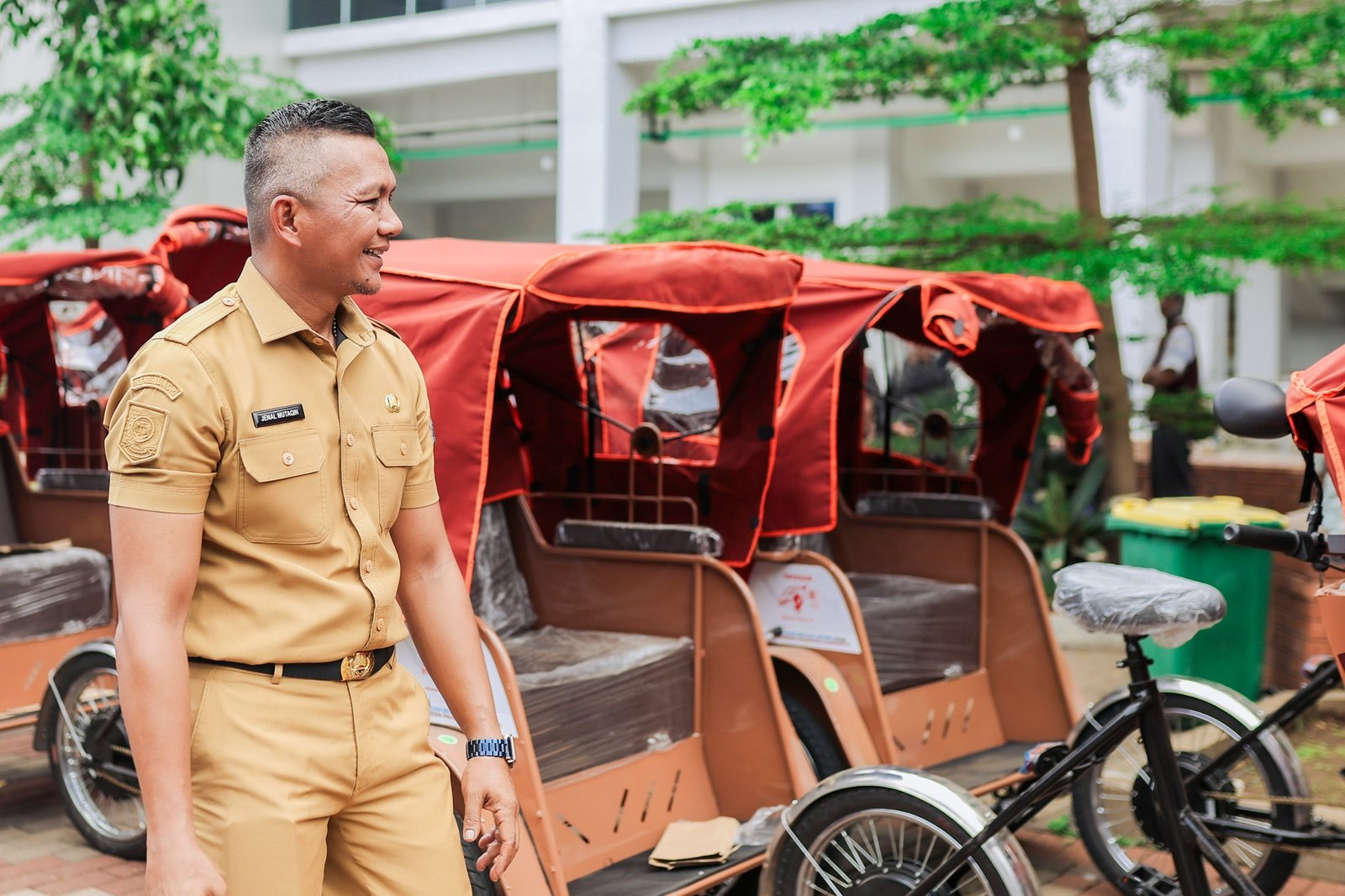 Presiden Prabowo Hibahkan 160 Becak Listrik untuk Pengayuh Lansia di Kota Bogor
