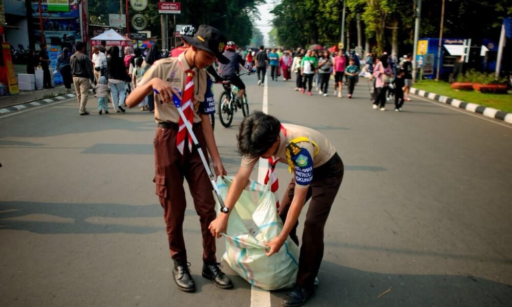 World Cleanup Day, Pramuka Kota Bogor Terjun Edukasi Warga Pilah Sampah di CFD