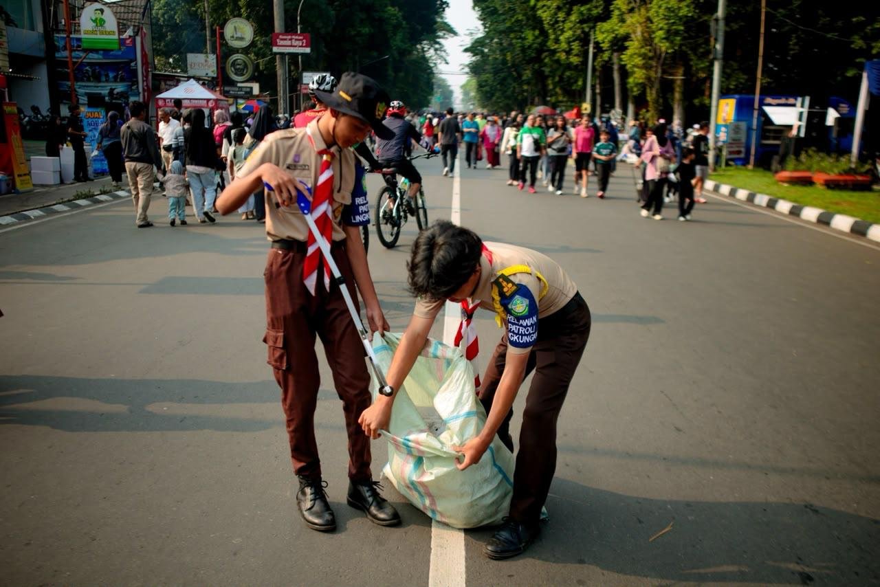 World Cleanup Day, Pramuka Kota Bogor Terjun Edukasi Warga Pilah Sampah di CFD