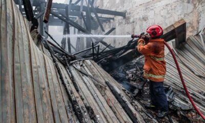 Kebakaran Ruko di Surya Kencana Bogor, Petugas Damkar Berjibaku Padamkan Api