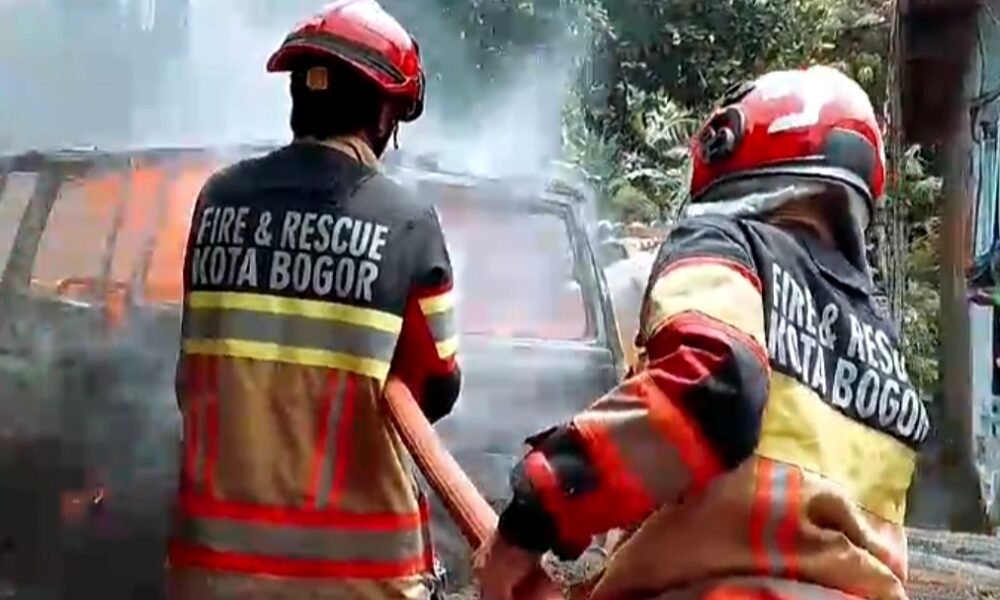 Mobil Bermuatan 8 Jeriken Bensin Terbakar di Mulyaharja, 2 Orang Terluka