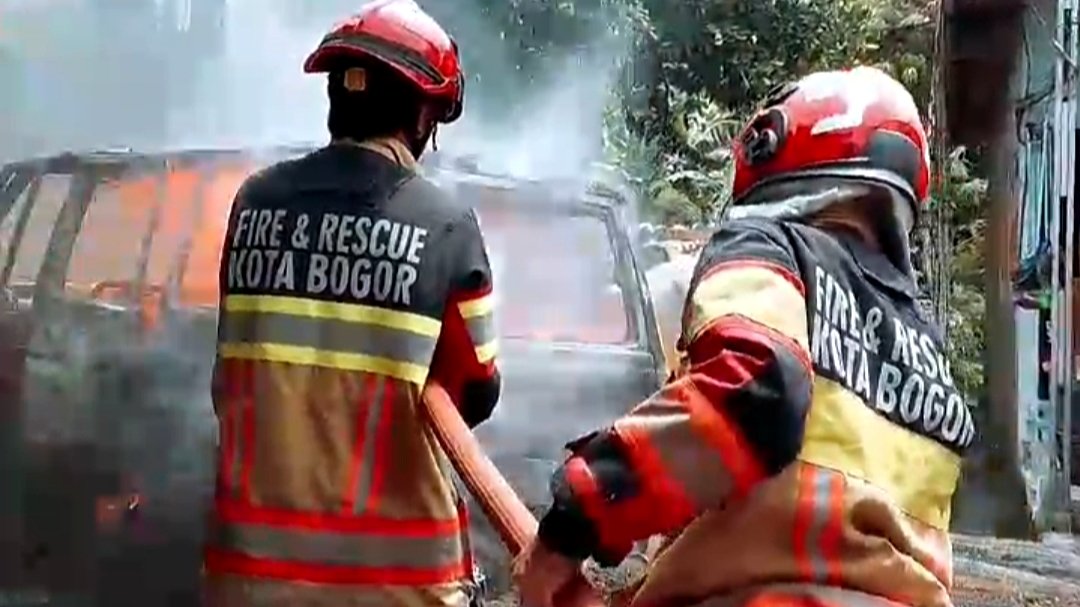 Mobil Bermuatan 8 Jeriken Bensin Terbakar di Mulyaharja, 2 Orang Terluka