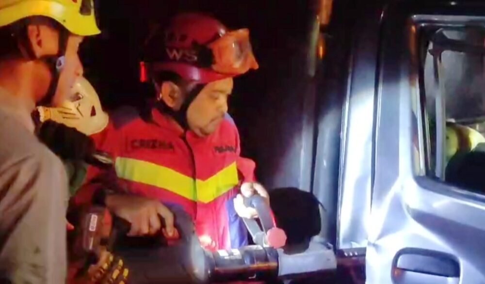 Damkar Kota Bogor Evakuasi Sopir Terjepit Usai Tabrak Truk 