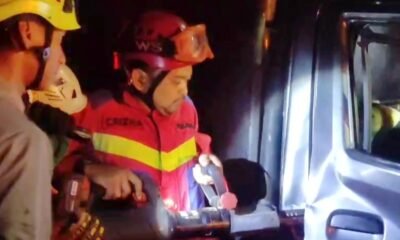 Damkar Kota Bogor Evakuasi Sopir Terjepit Usai Tabrak Truk 