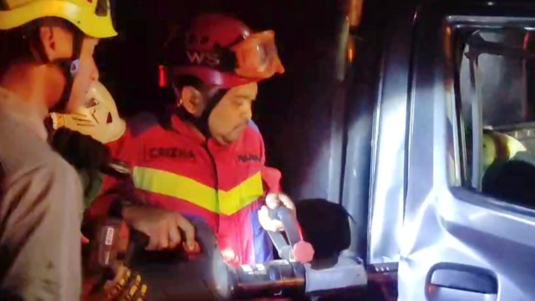 Damkar Kota Bogor Evakuasi Sopir Terjepit Usai Tabrak Truk 